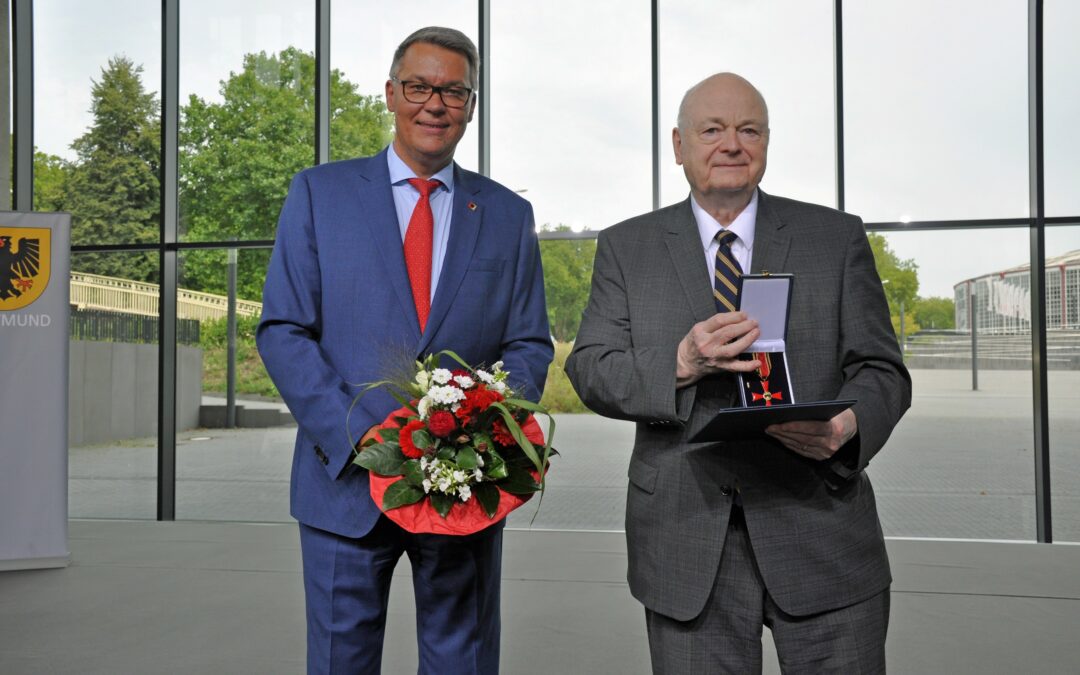 Oberbürgermeister ehrt Prof. Dr. Rolf Kinne mit dem Bundesverdienstkreuz